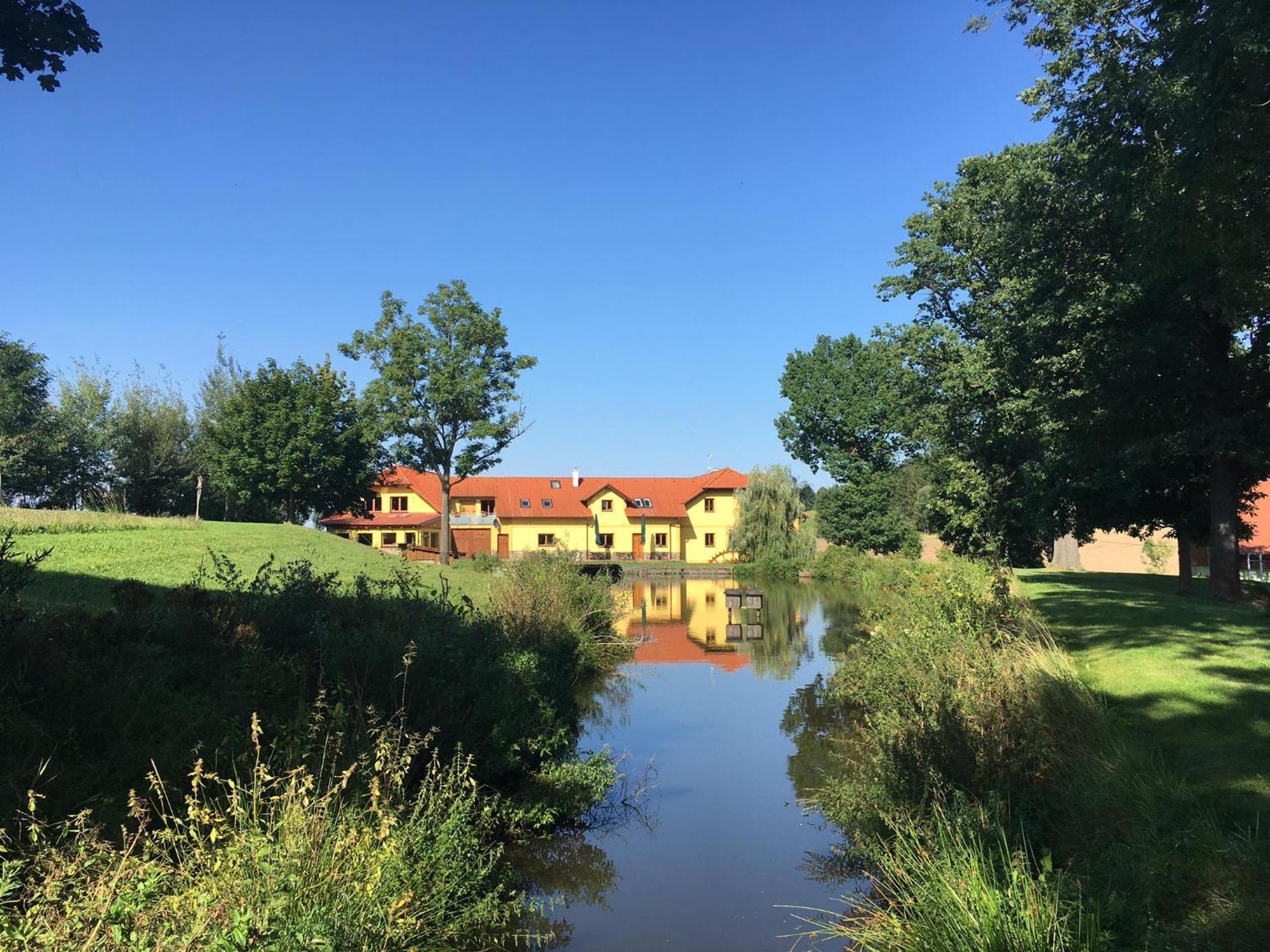 Podvesky Mlyn Hotel Tlumacov Exterior photo